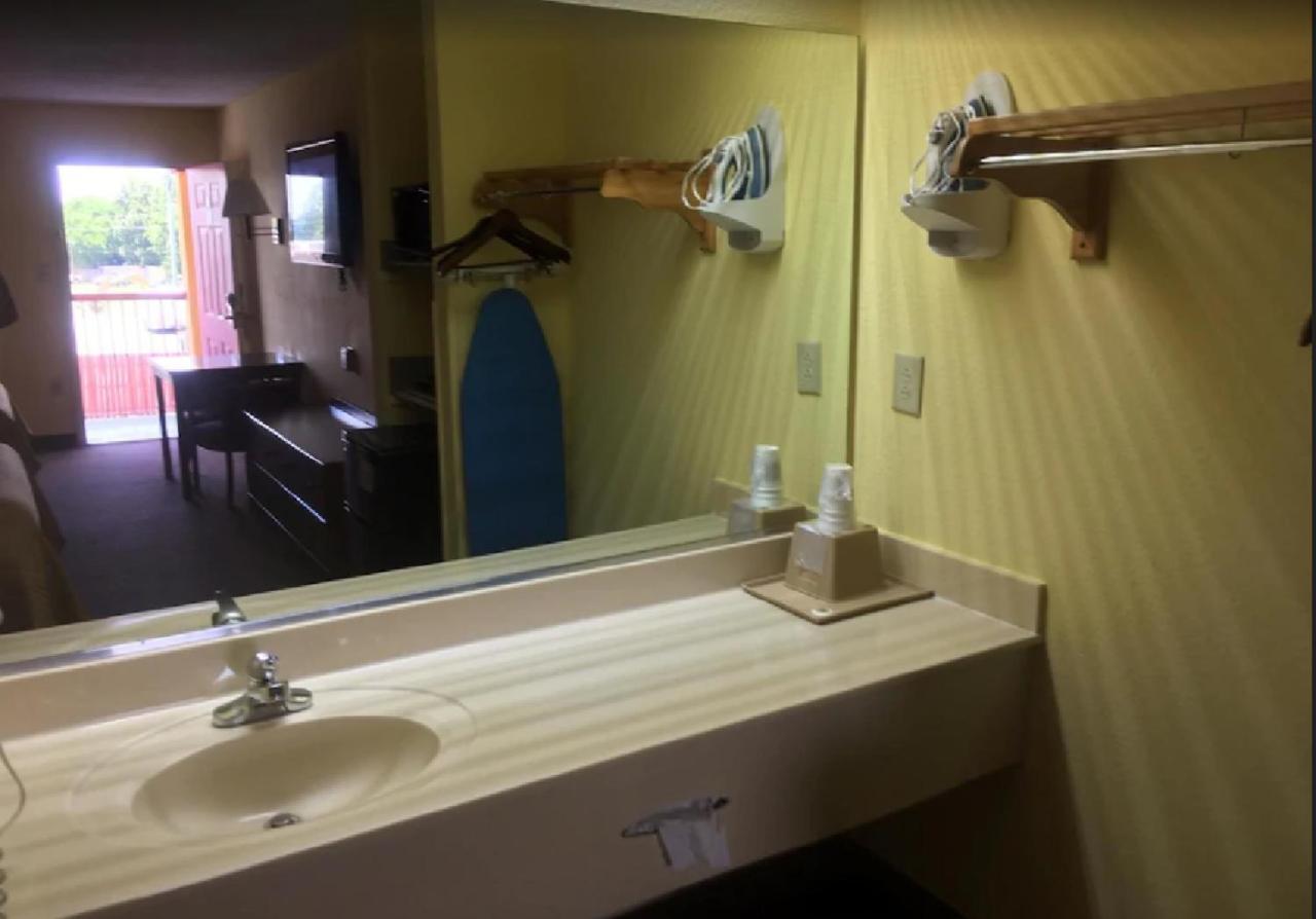 Budget Inn & Suites Hawkinsville ภายนอก รูปภาพ